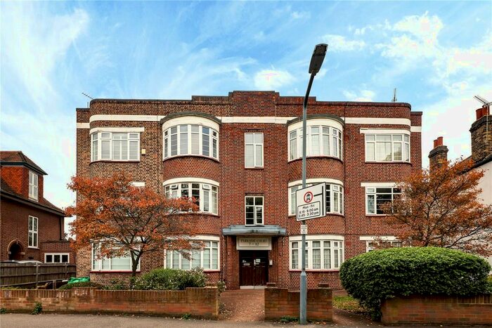 3 Bedroom Flat To Rent In Parkside Court, Wanstead Place, London, E11