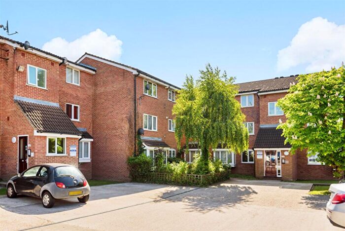 1 Bedroom Apartment To Rent In Poplar Grove, Friern Barnet, N11