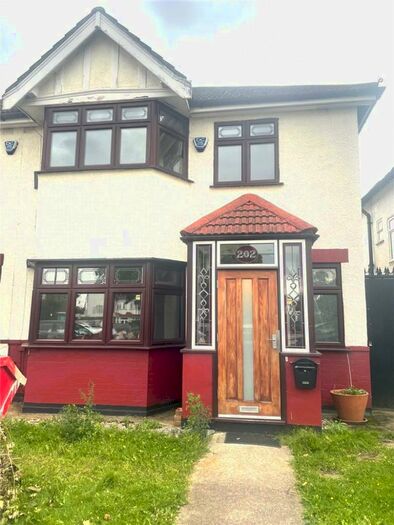 3 Bedroom House To Rent In Hedge Lane, London, N13