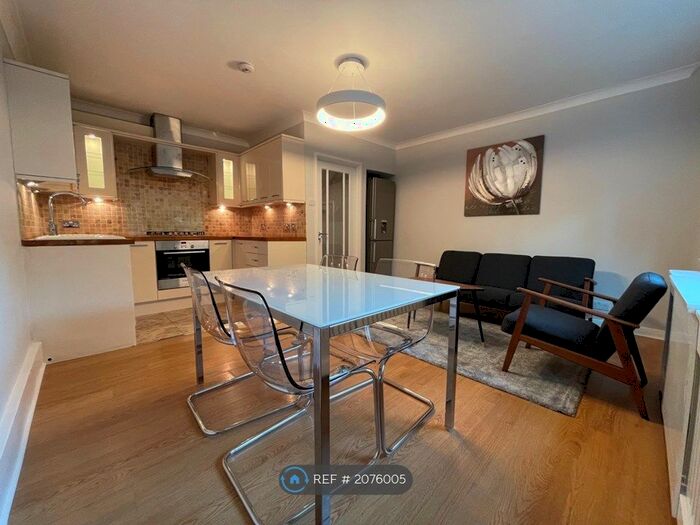 3 Bedroom Maisonette To Rent In Columba House, London, SE14