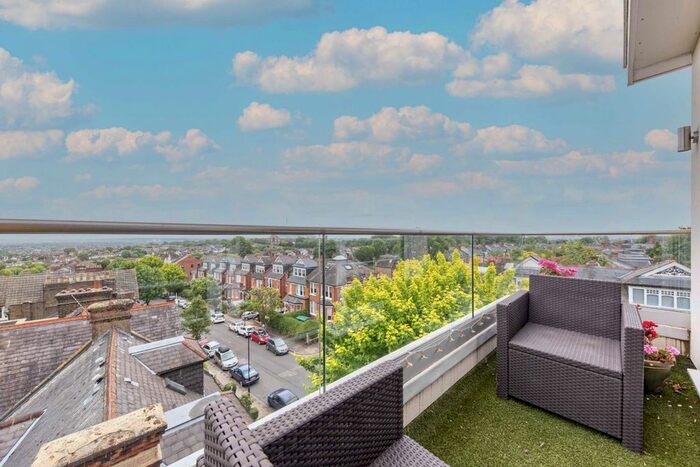 2 Bedroom Flat To Rent In Colney Hatch Lane, London, N10