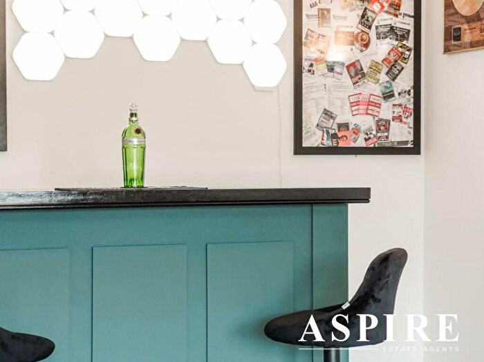 2 Bedroom Flat For Sale In High Road, Benfleet, SS7