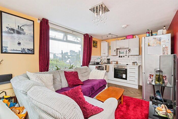 1 Bedroom Flat For Sale In Cavern Road, Torquay, TQ1