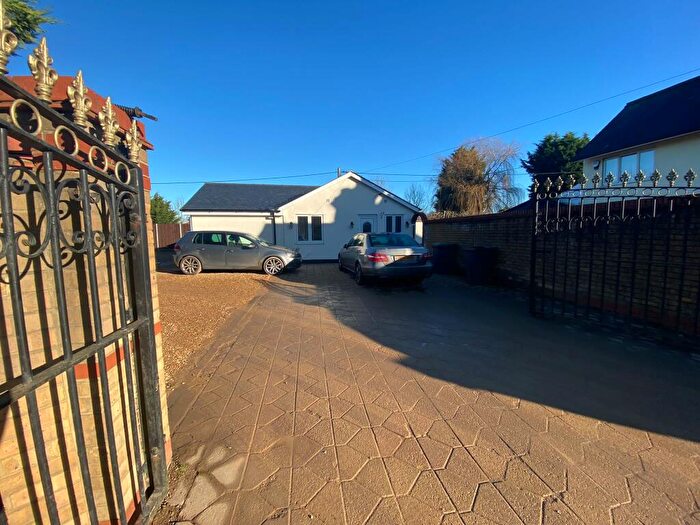 2 Bedroom Chalet To Rent In Oxley Cottages, West End, Hayes, MK45