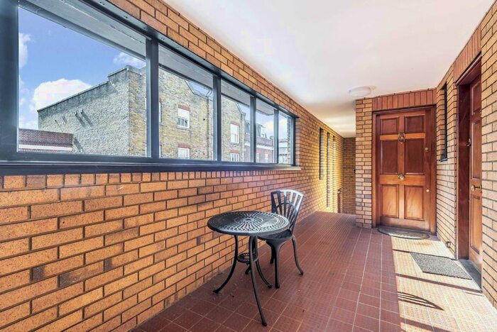 2 Bedroom Flat To Rent In Clarence Street, Kew, Richmond, TW9