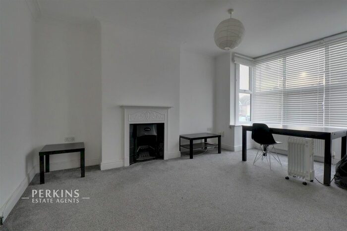 3 Bedroom Flat To Rent In Northfield Avenue, London, W13