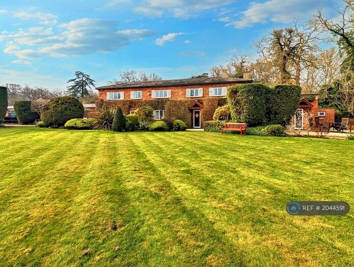 5 Bedroom Detached House To Rent In Clamp Hill, Stanmore, HA7