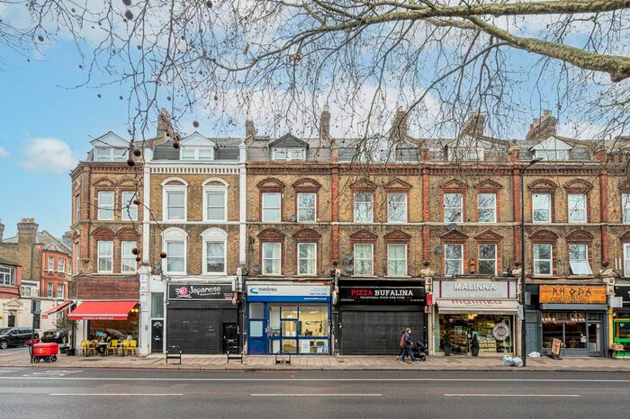 3 Bedroom Flat To Rent In Brixton Road, Oval, London, SW9