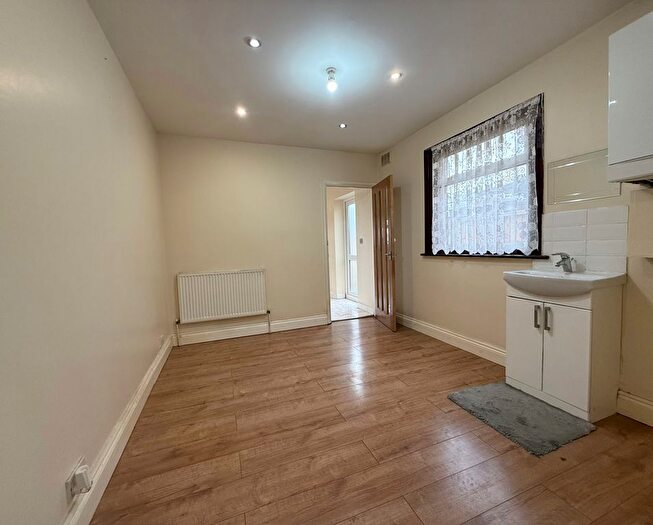 4 Bedroom Terraced House To Rent In Sheringham Avenue, London, E12