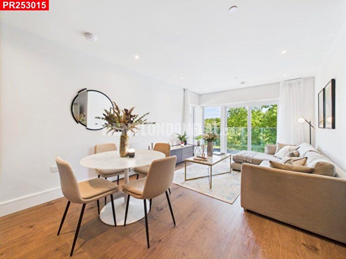 2 Bedroom Flat To Rent In Fairhaven Drive, Reading, – Bedrooms Flat, RG2