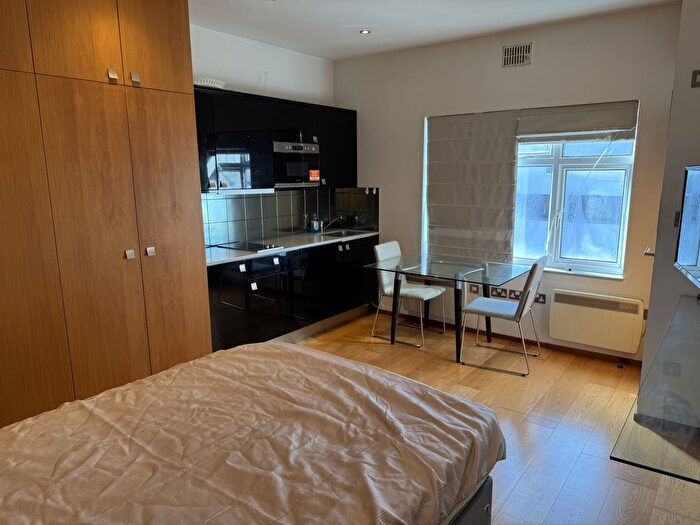 Studio To Rent In London, NW11
