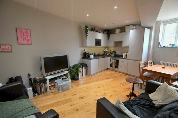 2 Bedroom Flat To Rent In Flat Met House, E10