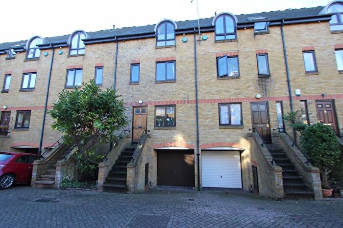 3 Bedroom Flat To Rent In Roding Mews, London, E1W