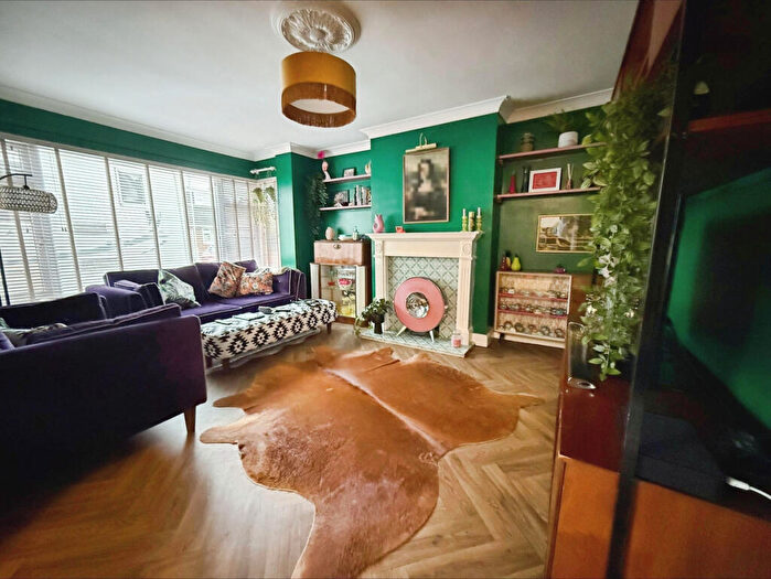 4 Bedroom Semi Detached House For Sale In Beaufort Road, Swindon, SN4