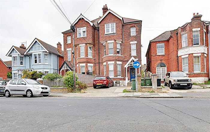 2 Bedroom Flat For Sale In Clifford Road, Bexhill-On-Sea, TN40