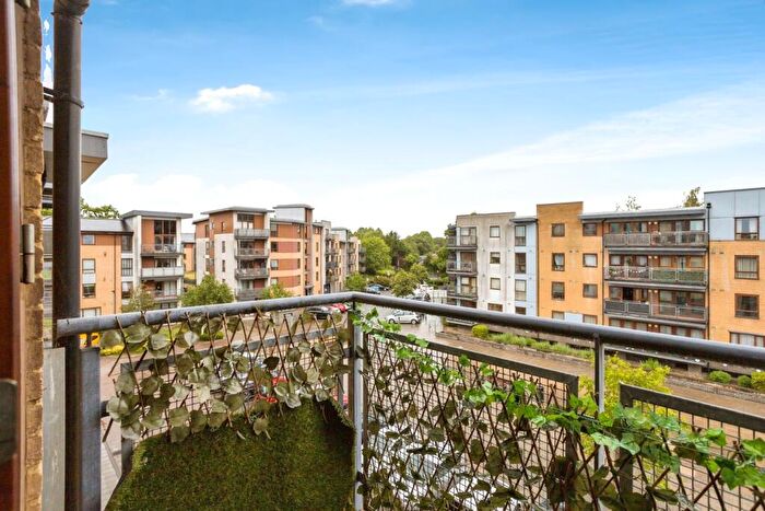 2 Bedroom Flat For Sale In Commonwealth Drive, Crawley, West Sussex, RH10