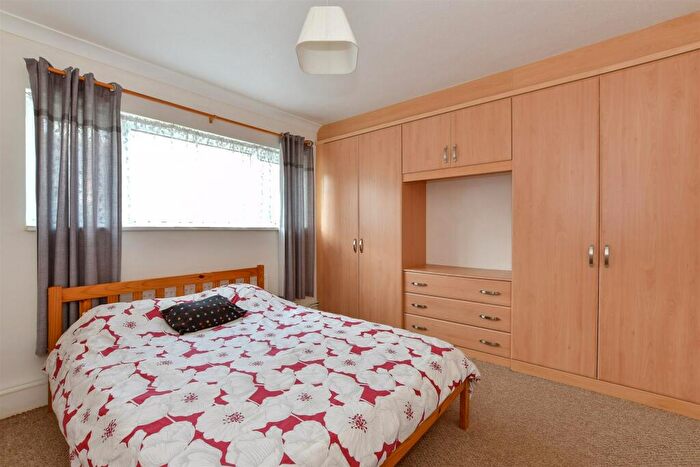 2 Bedroom Flat For Sale In Chingford Lane, Woodford Green, Essex, IG8