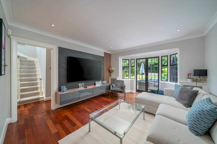 3 Bedroom House To Rent In Blandford Close, London, N2