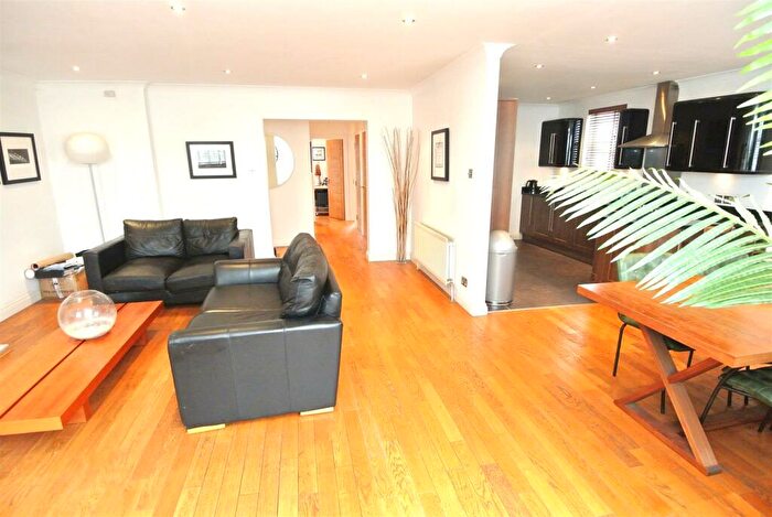 2 Bedroom Apartment To Rent In Weybridge, KT13
