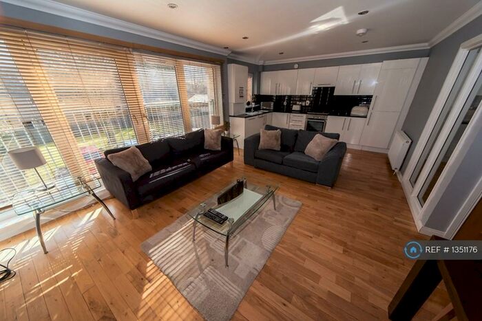 3 Bedroom Flat To Rent In Seaton Place, Aberdeen, AB24