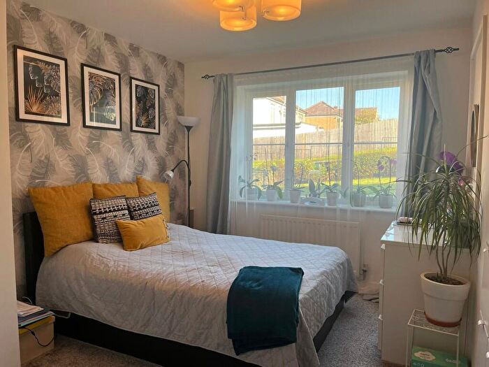2 Bedroom Flat For Sale In Stoneleigh Road, Clayhall, IG5