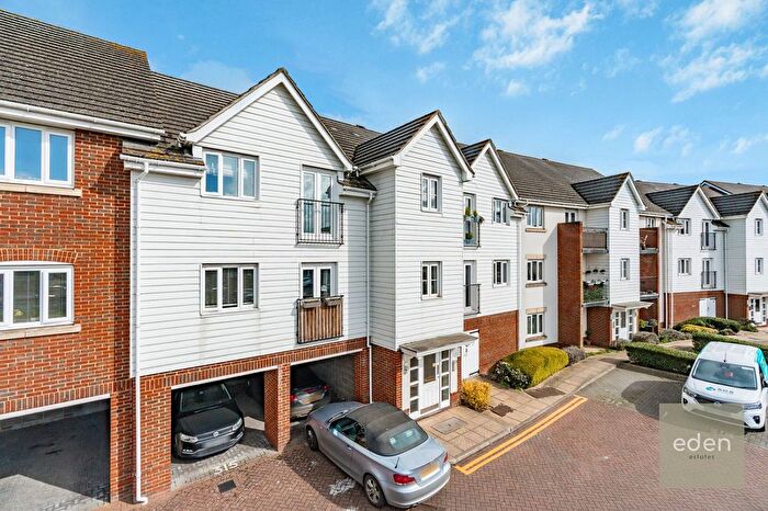 2 Bedroom Flat For Sale In Sherwood Avenue, Larkfield, ME20