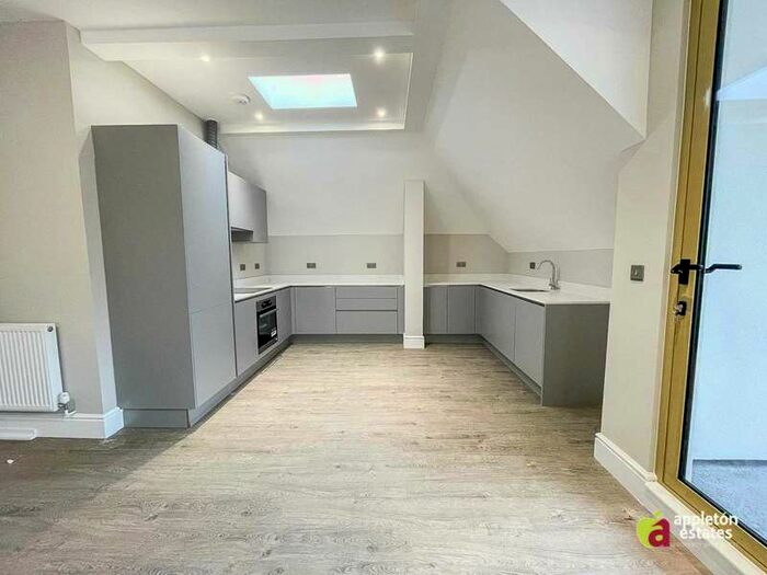 2 Bedroom Apartment To Rent In Ballards Rise, South Croydon, CR2