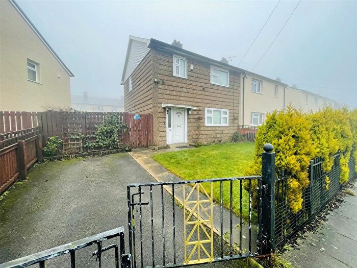 3 Bedroom Semi Detached House For Sale In Blackshaw Drive, Bradford, West Yorkshire, BD6