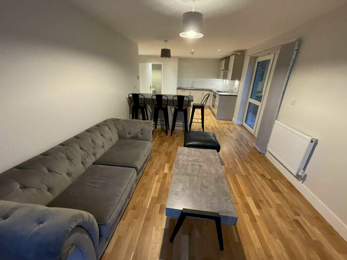2 Bedroom Apartment To Rent In Kirkstall Lane, Leeds, West Yorkshire, LS5