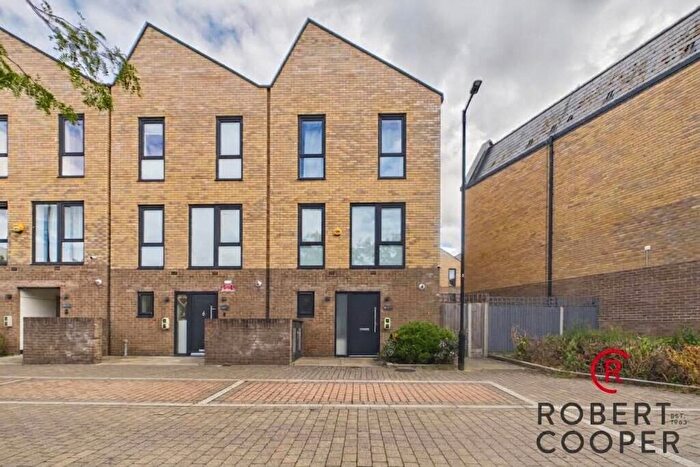 3 Bedroom End Of Terrace House To Rent In Sandpiper Drive, Harrow, HA2