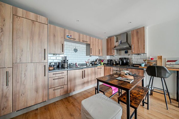 2 Bedroom Flat For Sale In Queensland Road, London, N7