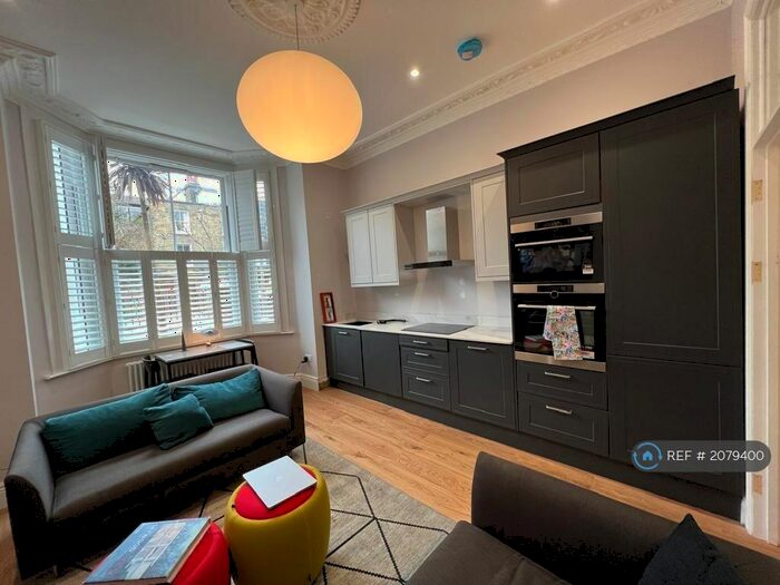 2 Bedroom Flat To Rent In Clapham, London, SW11
