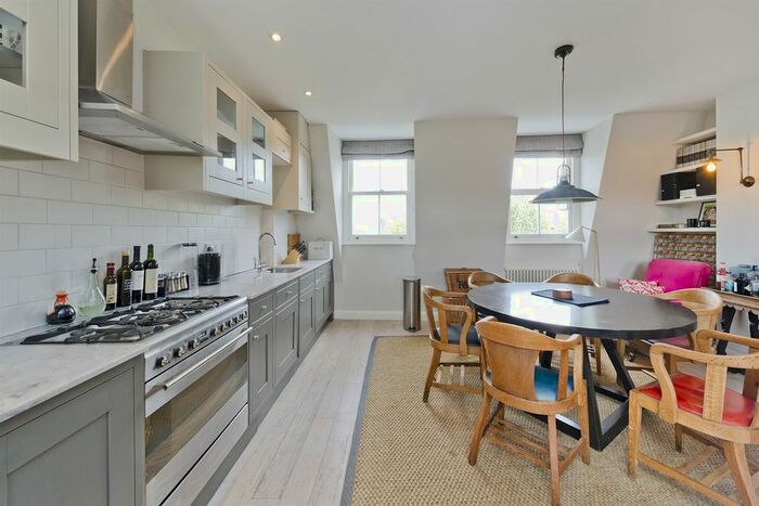 2 Bedroom Flat To Rent In Cornwall Crescent, London, W11