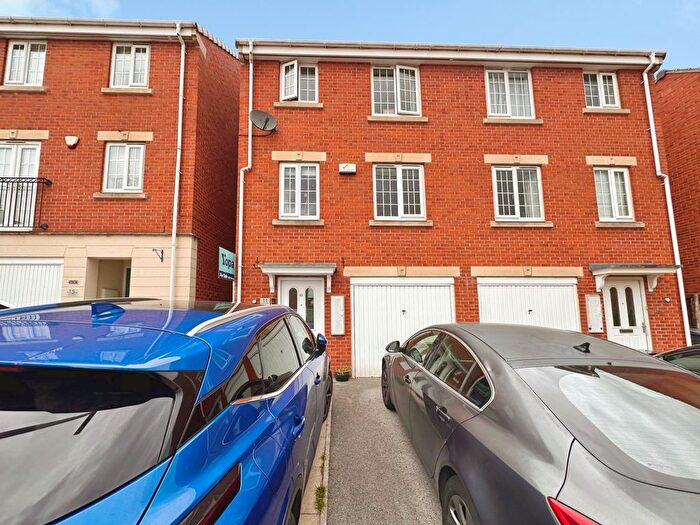 4 Bedroom Semi-Detached House For Sale In Murray Avenue, Leeds, LS10