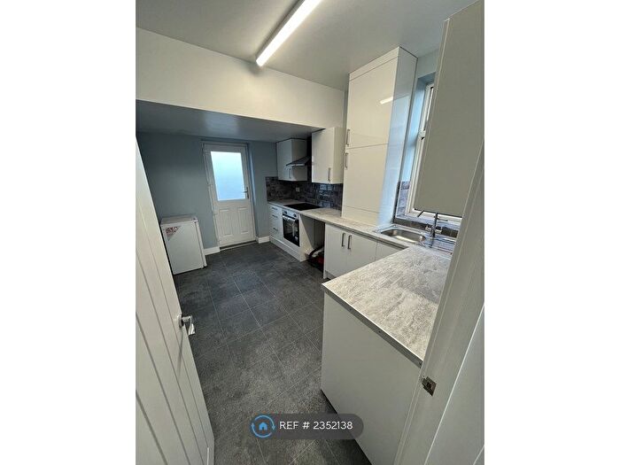 3 Bedroom Semi-Detached House To Rent In Aylward Road, Sheffield, S2