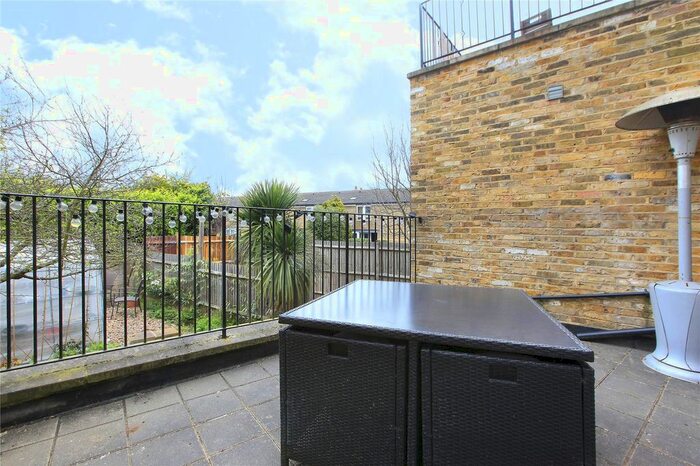 2 Bedroom Flat To Rent In Ferndale Road, London, SW4