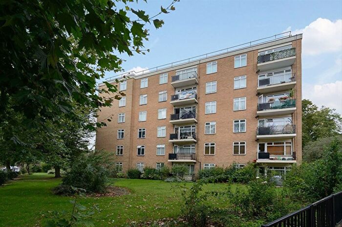 3 Bedroom Flat For Sale In Albany Road, Brentford, TW8