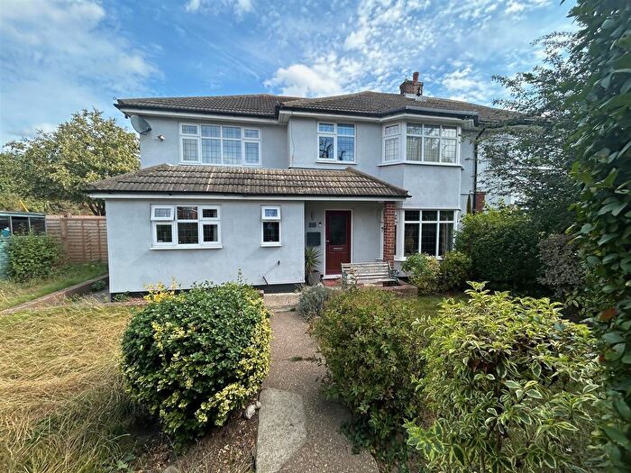 Studio To Rent In Wells Gardens, Rainham, RM13