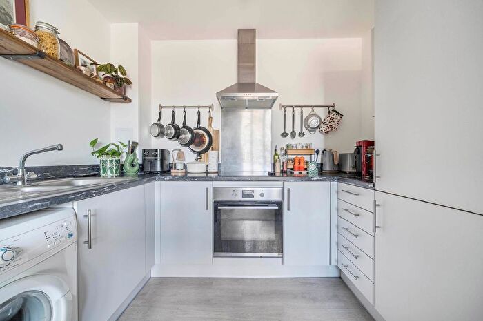 1 Bedroom Flat For Sale In Fellowes Rise, Winchester, SO22