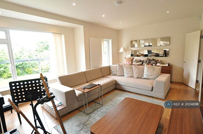 4 Bedroom Semi-Detached House To Rent In Ridgeview Road, London, N20