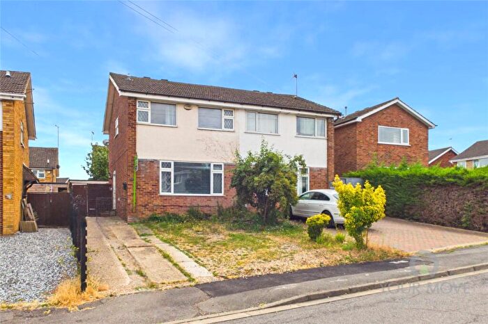 3 Bedroom Semi-Detached House For Sale In Masefield Drive, Rushden, Northamptonshire, NN10
