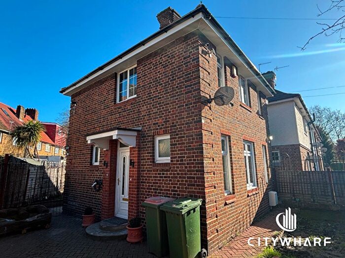 3 Bedroom Detached House To Rent In Alliance Road, London, E13