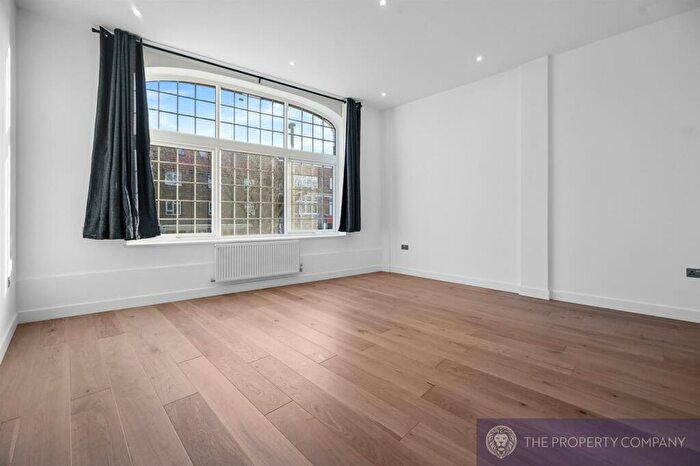 3 Bedroom Flat To Rent In Colney Hatch Lane, London, N10