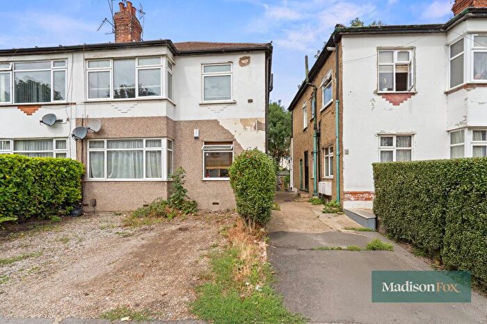 2 Bedroom Maisonette For Sale In Chalford Walk, Woodford Green, IG8