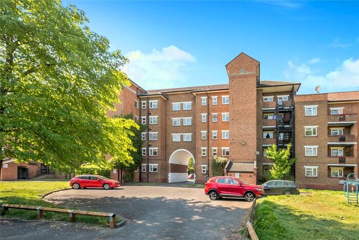 1 Bedroom Flat To Rent In Chertsey Court, Clifford Avenue, London, SW14
