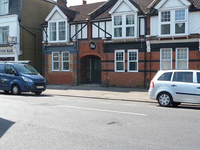 1 Bedroom Flat To Rent In Walton Road, West Molesey, KT8