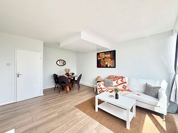 2 Bedroom Flat To Rent In Keswick Road, London, SW15