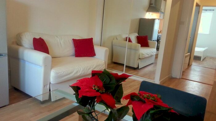 2 Bedroom Flat To Rent In Abbey Road, Croydon, CR0