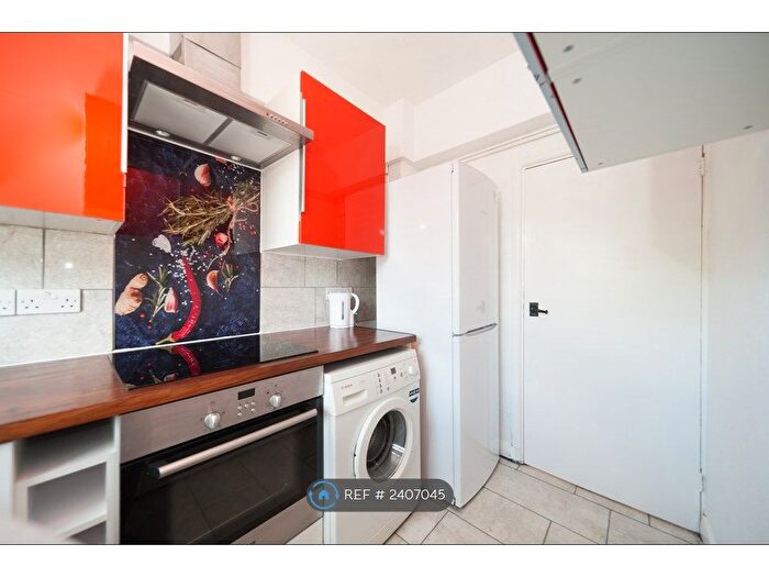 3 Bedroom Flat To Rent In Kirby House, Bermondsey, SE16