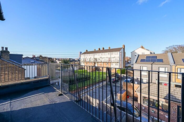 2 Bedroom Flat For Sale In Grove Road, Walthamstow Village, London, E17